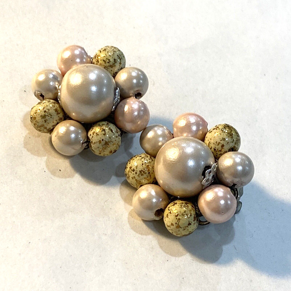 Vintage clip on earrings pink white pearl finish & gold confetti bead clusters - Picture 2 of 4